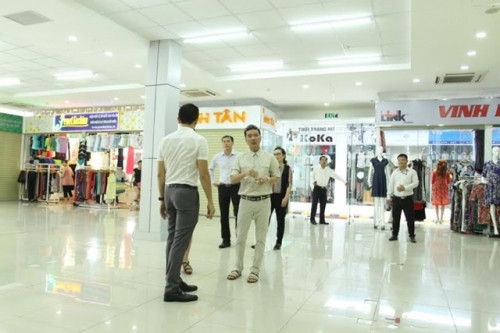 Thành thương hiệu Vua biển, tháng 7/2015, ca sĩ Đàm Vĩnh Hưng lại chia sẻ về dự án mở một chợ sỉ thời trang dành cho những người có thu nhập trung bình tại Tân An Đông, quận 5, TP HCM