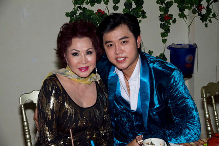 Cặp đôi thường xuyên dính lấy nhau như sam, đăng tải những hình ảnh tình cảm mặn nồng. Được biết, bồ đại gia của Vũ Hoàng Việt là triệu phú ngành công nghiệp thời trang ở Hollywood, hiện đứng vị trí 500 trong CLB triệu phú Mỹ.