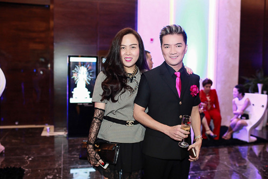 Bên cạnh đó, Phượng Chanel còn là chủ của ba công ty giải trí: Công ty Siêu sao do ca sỹ Đàm Vĩnh Hưng làm giám đốc, Công ty Tài hoa Việt do siêu mẫu Xuân Lan làm giám đốc và Công ty AC do chính cô điều hành. Cô cũng có mối quan hệ thân thiết với nhiều sao Việt nổi tiếng.