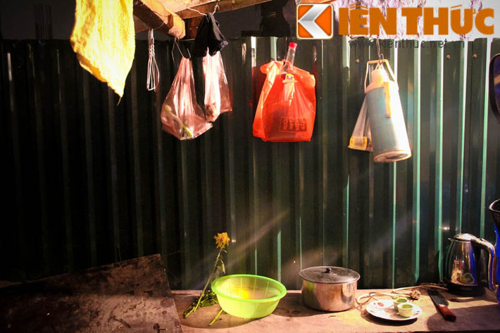 Hầu hết người đi bán, trông giữ đào đều mang đầy đủ "đồ nghề" từ nồi xoong, chậu, phích, ấm đun nước... để ăn uống, ngủ nghỉ dã chiến gần tháng trời ngoài vỉa hè.
