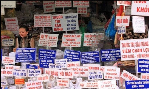 Một cửa hàng bán các loại thuốc giá truyền trị nấm, thuốc sâu răng, dạ dày... Để gây sự chú ý, thậm chí chủ cửa hàng chăng cả một "rừng" biển quảng cáo sản phẩm.