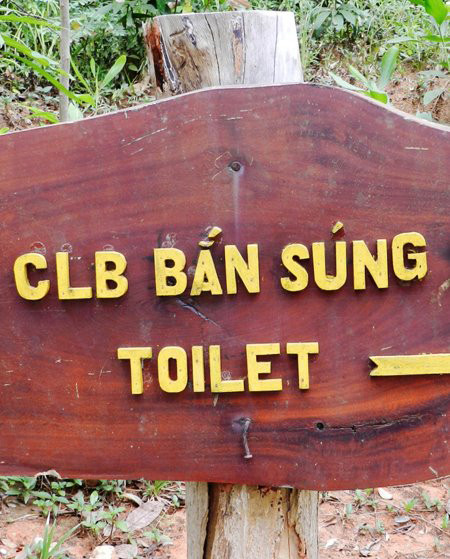 Hai dòng chữ trên một tấm biển khiến thông tin trên đó gây cười cho người đọc.