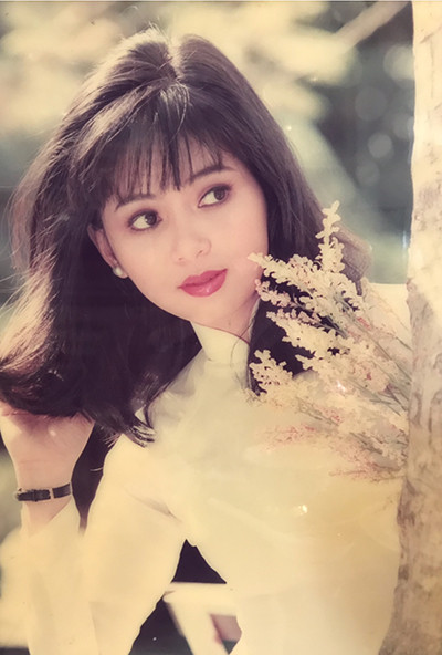 Nói về nhan sắc của mẹ chồng Tăng Thanh Hà, một vị đạo diễn nổi tiếng đã từng nói: "Dù đã gặp nhiều giai nhân nhưng vẻ đẹp thánh thiện của cô ấy làm tôi sững sờ. Cô ấy có đôi mắt tuyệt đẹp, ngây thơ, trong vắt". Ảnh: 2dep