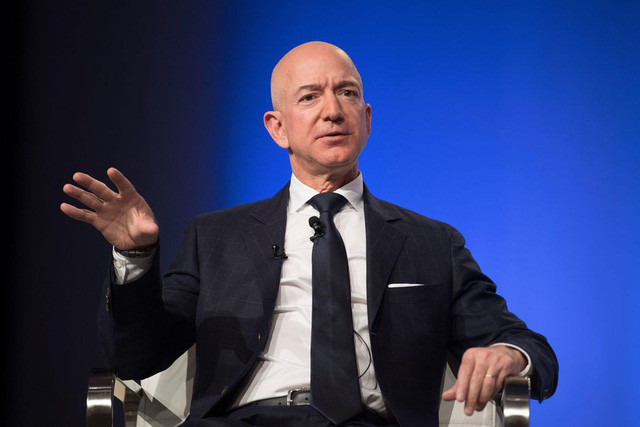 Là tỷ phú giàu nhất hành tinh song Jeff Bezos vẫn tự đặt câu hỏi về việc mình có thật sự cần những món đồ này không, trước khi thực sự quyết định chi tiêu. Ảnh: CNN