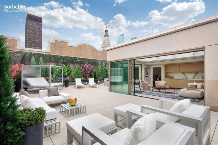 Sau đó, Jeff Bezos kết hợp cả 4 tầng trở thành 1 penthouse khổng lồ, rộng hơn 2.136m2. Riêng ban công sân thượng của căn hộ đã rộng gần 465m2, có hồ bơi và ít nhất nửa tá phòng ngủ. Ảnh: Nytimes.