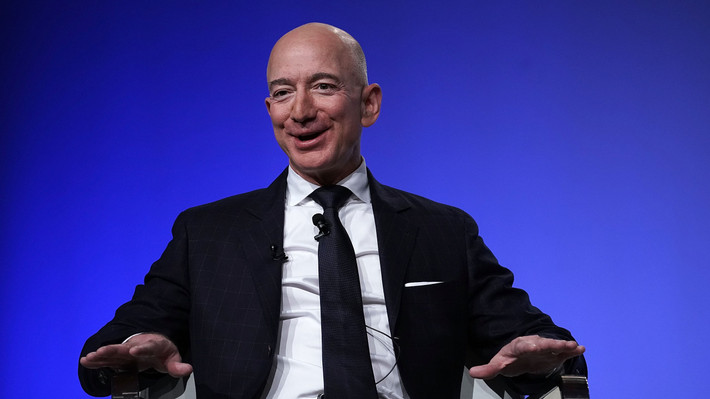 Khi thực sự muốn mua, Jeff Bezos cũng luôn so sánh các lựa chọn để xem có thể mua một thứ tương tự nhưng rẻ hơn không. Nhờ vậy, tỷ phú Jeff Bezos vẫn sở hữu món đồ ưng ý với chất lượng tương đương mà tiết kiệm được một khoản tiền. Ảnh: Getty
