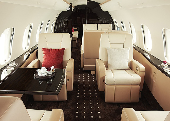 Bên trong, Bombardier Global 5000 có thể chứa 8 hành khách và lên đến 19 hành khách ở cấu hình tùy chỉnh thêm. Ảnh: vistajet