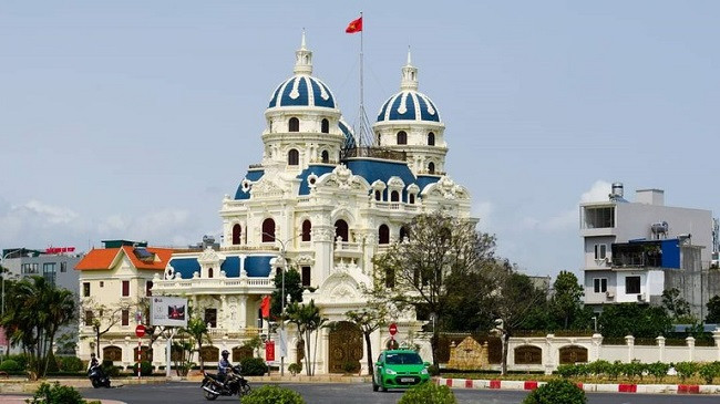Tòa lâu đài bị kê biên của đại gia Ngô Văn Phát có diện tích hơn 1500m2 nằm trên tuyến đường đắt nhất Hải Phòng. Theo một người môi giới BĐS ở Hải Phòng, giá đất khu vực này ở đang khoảng 80 triệu/m2. Ảnh: Dân Việt