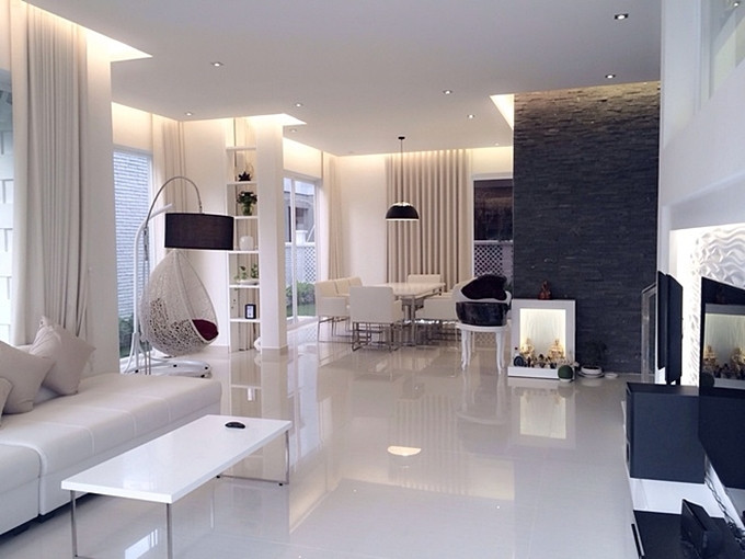 Thủy Tiên lựa chọn gam màu trắng chủ đạo cho không gian sống của mình. Khu bếp và bàn ăn nối liền với phòng khách. Ảnh: Vietnamnet