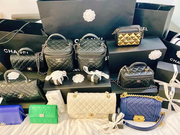 Những chiếc túi Hermes của nàng dâu hào môn đủ kiểu dáng với màu sắc khác nhau. Trong khi đó 10 chiếc túi Chanel có 2 chiếc giống nhau y hệt, từ kiểu dáng đến màu sắc.