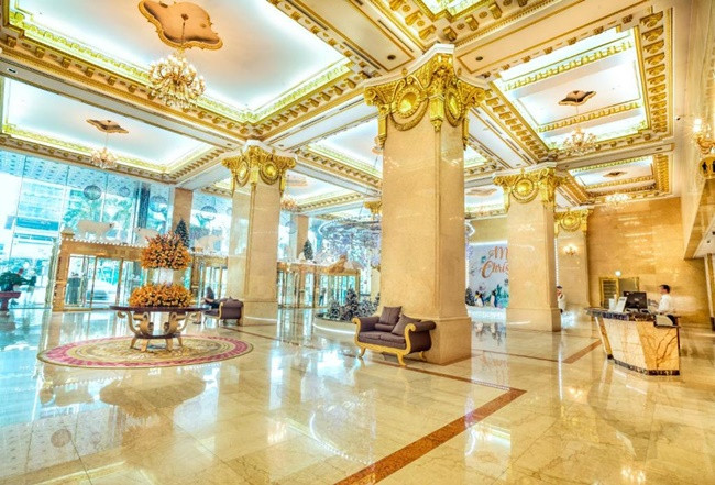 Tại khu vực tầng 1, nhiều chi tiết ở cột trụ, trần được dát vàng lá lộng lẫy. Ảnh: Agoda