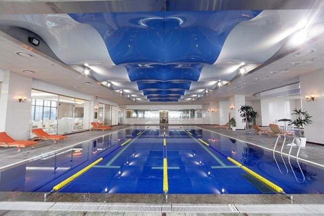 Khách sạn có bể bơi trong nhà ngập ánh sáng tự nhiên, kích thước 20x20m. Ảnh: Booking