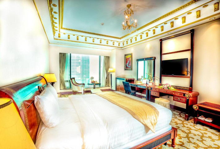Tất cả phòng rộng rãi đều được trang bị sàn trải thảm, cửa sổ lớn và khu vực ghế ngồi. Ảnh: Booking