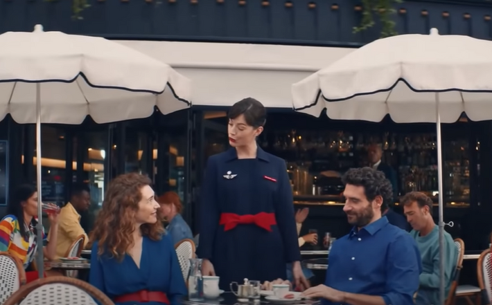 Trang phục truyền thống của tiếp viên hàng không Air France (Pháp) có màu xanh lam đậm. Công ty đã sử dụng tông màu này trong hơn 70 năm. Tuy nhiên, nhà thiết kế Christian Lacroix đã thêm thắt lưng và găng tay màu đỏ tươi vào bộ đồng phục để giúp các tiếp viên dễ dàng nhận ra giữa đám đông.