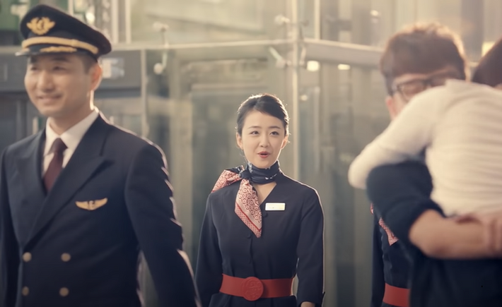 Quần áo dành cho tiếp viên của hãng hàng không China Eastern Airlines (Trung Quốc) dựa trên ý tưởng của sự đơn giản, đẹp và khiêm tốn. Chiếc thắt lưng và phụ kiện màu đỏ giúp bộ đồng phục thêm sinh động. Ngoài ra, khăn quàng cổ và tấm bảng tròn trên thắt lưng có hoa văn truyền thống của Trung Quốc.