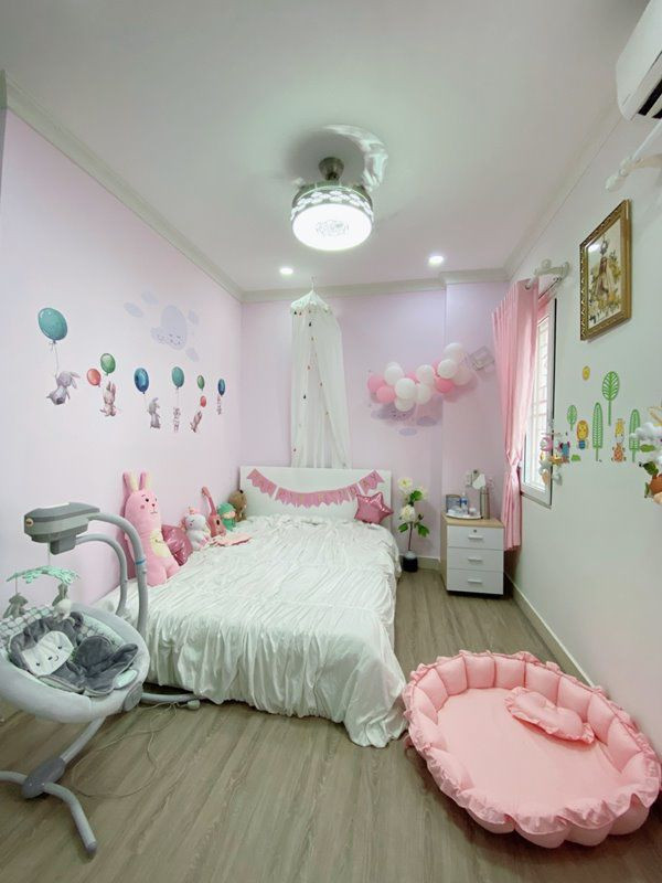 Mới đây, trên trang cá nhân, Vy Oanh chia sẻ hình ảnh con gái út và nhận được nhiều lời khen từ bạn bè. Cô cũng chuẩn bị cả phòng ngủ màu hồng với đồ trang trí theo phong cách cổ tích cho bé út.