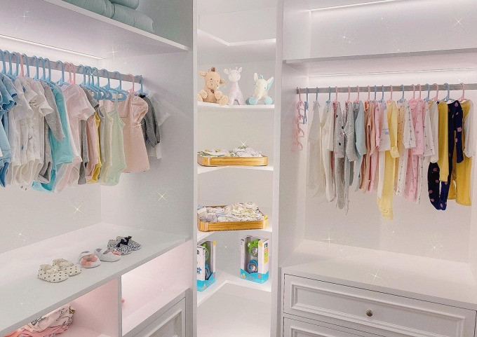 Phòng ngủ con gái Cường Đô La - Suchin được thiết kế phòng để đồ riêng với gam trắng chủ đạo. Bên trong căn phòng có tủ quần áo sang và đầy đủ kiểu dáng như ngoài cửa hiệu.