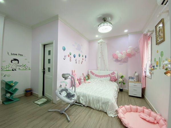 Căn phòng được trang trí với bóng bay và những con thú bông xinh xắn.
