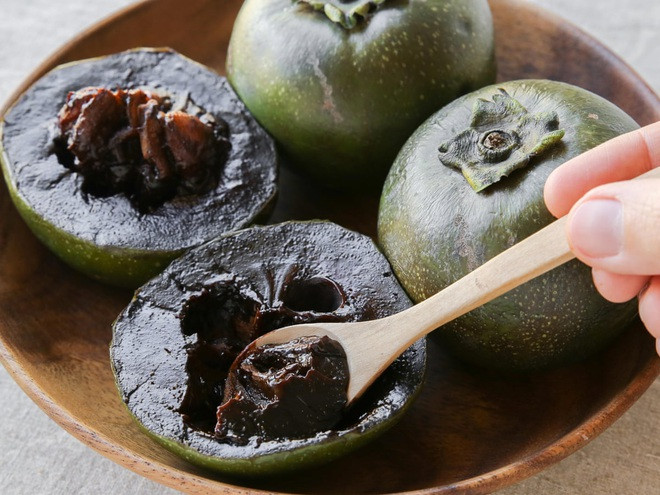 Khi còn xanh, quả hồng đen có vị the đắng. Nhưng khi chín, quả ăn rất ngon, ngọt có hương vị như socola. Ảnh: Cuisine