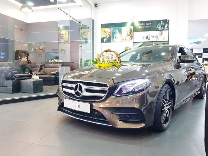 Sau nhiều năm tích góp, Gil Lê đã có thể tự tậu xe hơi và còn thường xuyên diện những trang phục, phụ kiện đắt đỏ. Chiếc xe mà Gil Lê mua gần đây có giá trị lên tới hơn 2 tỷ đồng. Ảnh: Internet
