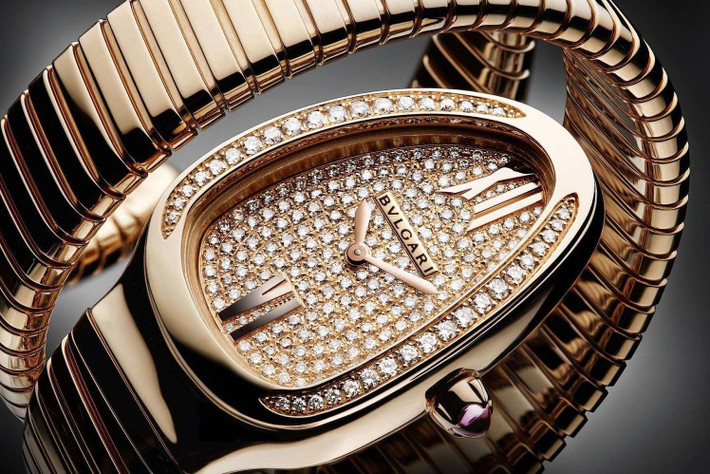 Núm vặn đồng hồ còn có viên ruby nhỏ làm tăng thêm vẻ quyền quý cho chiếc đồng hồ. Ảnh: WatchPriSite