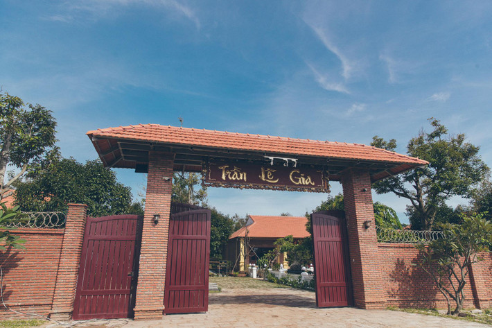 Tháng 9 năm ngoái, Lý Nhã Kỳ khánh thành phủ Trần Lê Gia tại quê nhà Bà Rịa - Vũng Tàu. Đây là cơ ngơi mà người đẹp tốn nhiều thời gian, tiền bạc và cả công sức để dành tặng mẹ. Ảnh: Anninhthudo