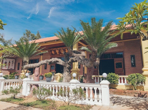 Biệt phủ rộng tới 10.000m2, được chia làm 3 gian nhà chính có kết cấu bằng gỗ, lợp mái ngói vô cùng sang trọng. Ảnh: Facebook