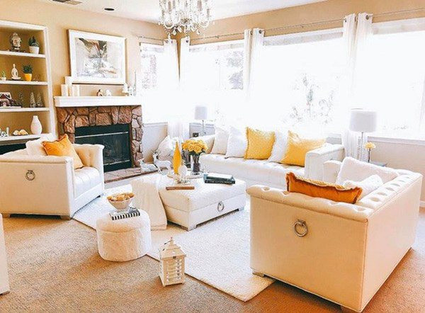 Phòng khách được trang trí chủ yếu màu trắng, từ ghế sofa, rèm cửa đến tủ sách. Ảnh: FBNV