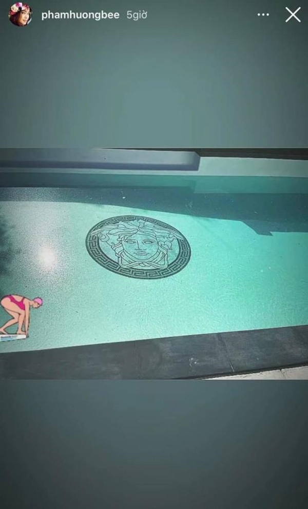 Căn nhà cũng có hồ bơi riêng rộng lớn. Ảnh: Instagram
