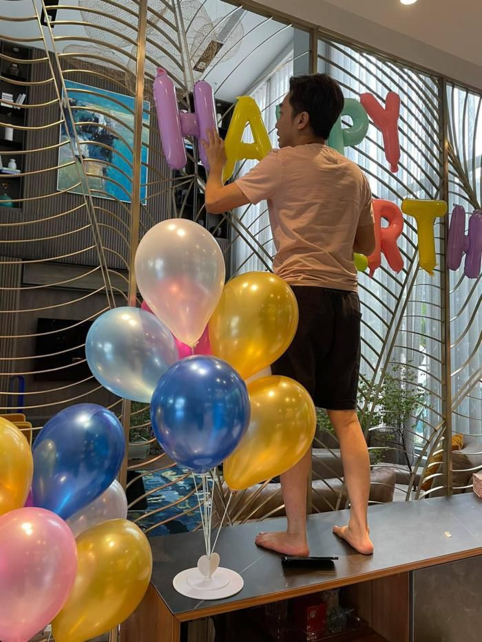 Ông xã Đàm Thu Trang cũng tự tay trang trí tiệc thôi nôi cho bé Suchin. Ảnh: FBNV