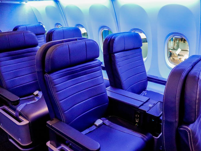 Boeing 737 Max có từ 138 - 204 chỗ ngồi, tùy vào từng biến thể. Bên trong được thiết kế hiện đại với hệ thống đèn LED giúp làm tăng cường cảm giác rộng rãi. Ảnh: Insider