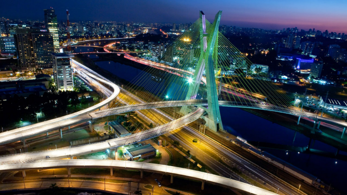 Cầu Octávio Frias là một cây cầu dây văng tại São Paulo (Brasil) bắc qua sông Pinheiros, thông xe vào tháng 5 năm 2008. Cây cầu cao 138 m, dài 1.600 m nối bờ Pinheiros với đại lộ Jornalista Roberto Marinho. Ảnh: Tourcounsel