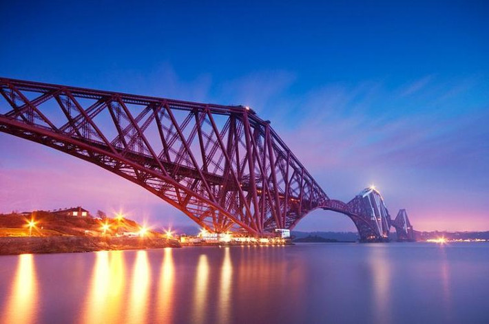 Cầu Forth là cầu đường sắt đúc hẫng cân bằng bắc qua vịnh Firth of Forth, phía đông Scotland. Cầu được coi là một cấu trúc mang tính biểu tượng và là một Di sản thế giới UNESCO từ năm 2015. Ảnh: Archdaily