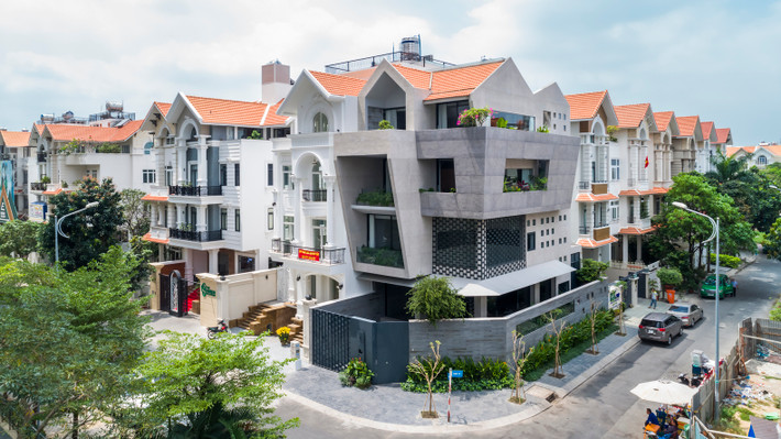 Tọa lạc tại quận 7 (TP HCM), ngôi nhà là dự án được thực hiện bởi công ty kiến trúc 23o5Studio. Công trình có diện tích 240m2.