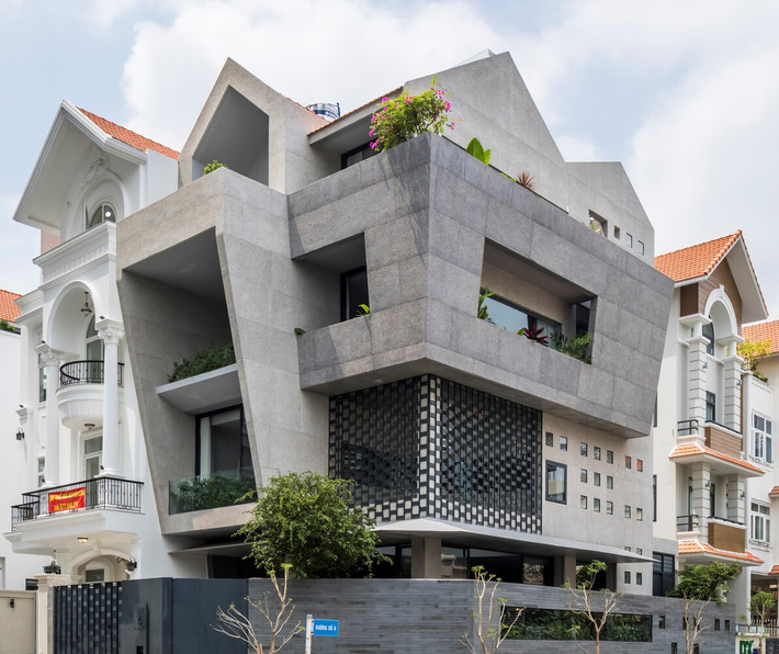 Khác với những căn nhà xung quanh, công trình gây ấn tượng bởi lối thiết kế phá cách với những bức tường xây nghiêng.