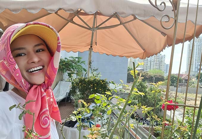 Cựu người mẫu Vũ Thu Phương tự tay chăm bón vườn ban công. Cô thường dậy từ 5h tập thể dục sau đó tưới nước.