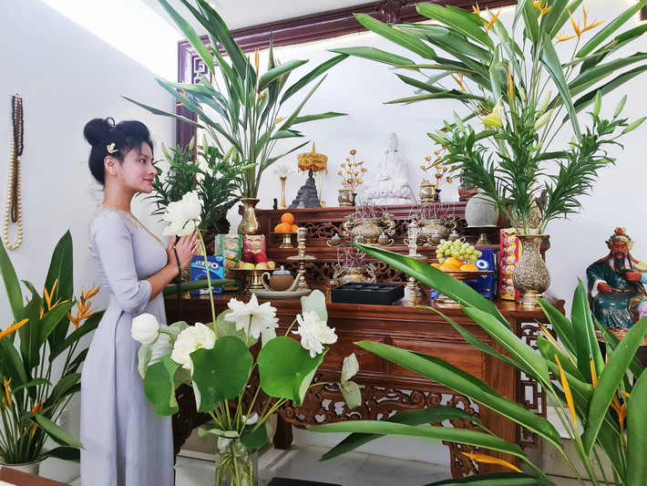 Phòng thờ với các loài hoa thể hiện sự trang nghiêm. Nguồn ảnh: FBNV