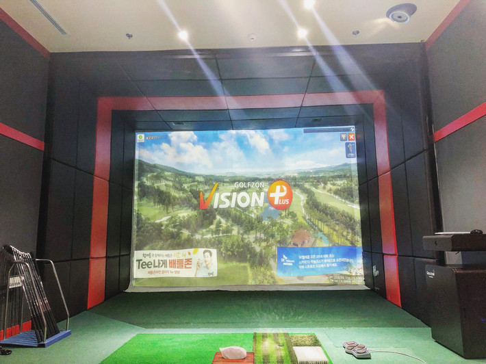 Màn hình rộng 4m, cao 3m phản ánh chân thực nhất hình ảnh sân golf. Bộ cảm biến hiện đại có thể đo được tốc độ bóng, hướng gió....Ảnh: Dk golf The garden