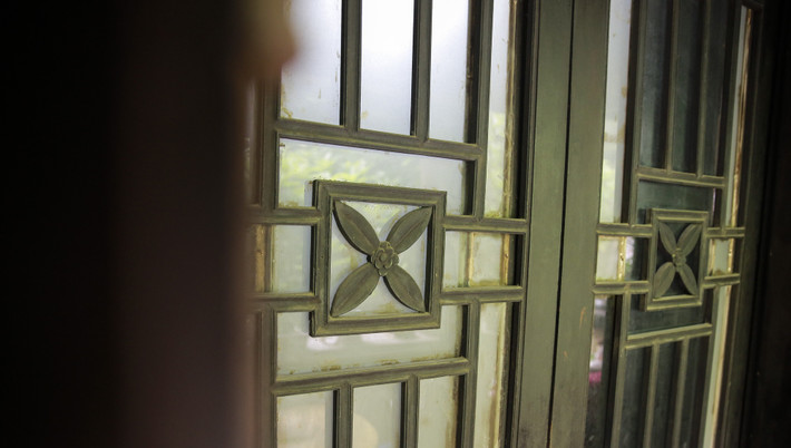 Các cột, kèo, cửa đều làm bằng gỗ đinh, lim, sến, táu vẫn được giữ nguyên từ khi xây dựng. Ảnh: Dân Việt