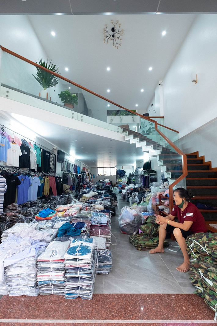 Căn nhà kết hợp việc kinh doanh cửa hàng ở tầng 1, tầng 2 là khu vực sinh hoạt cho gia đình.