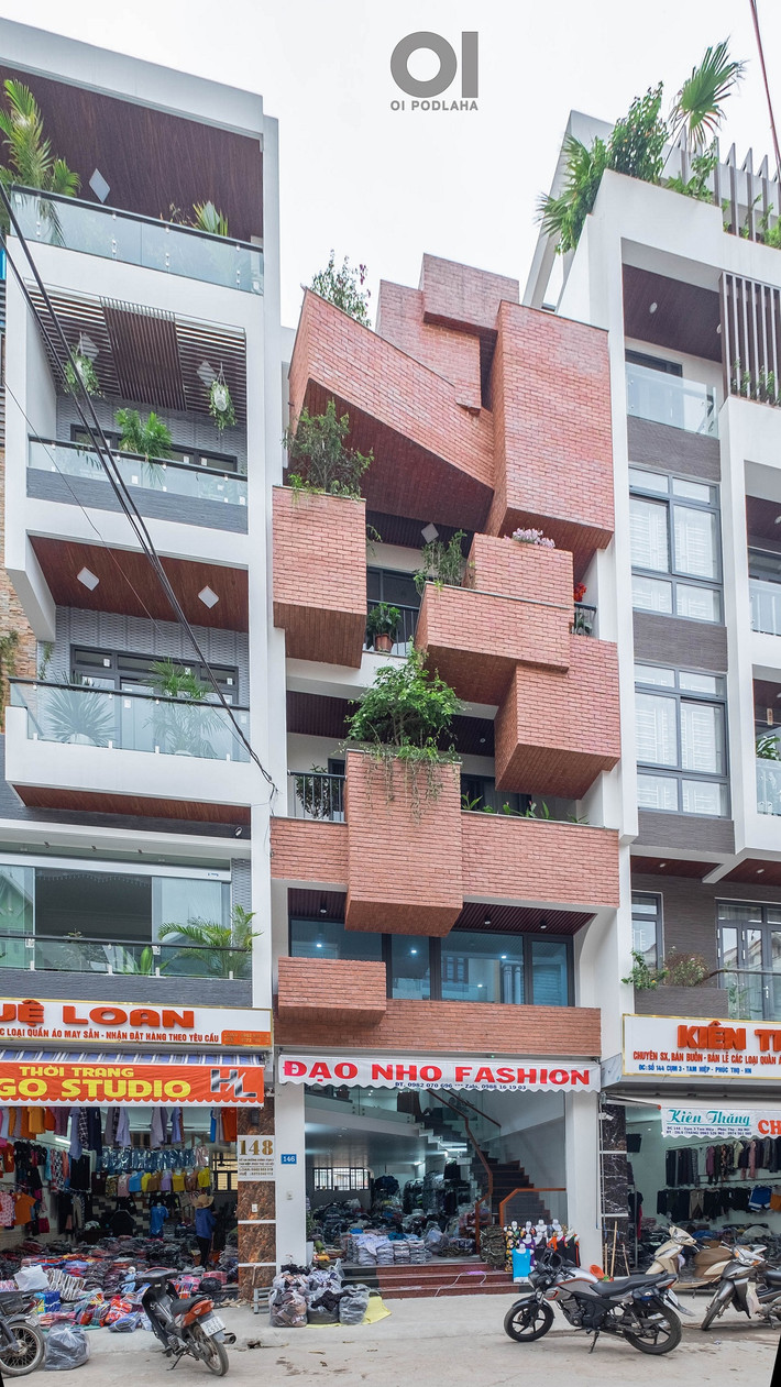 Boxs House (Thanh Trì, Hà Nội) là công trình nhà ống được thiết kế cho một gia đình 3 thế hệ chung sống. Phía sau là trường học, hai bên là công trình nhà dân.