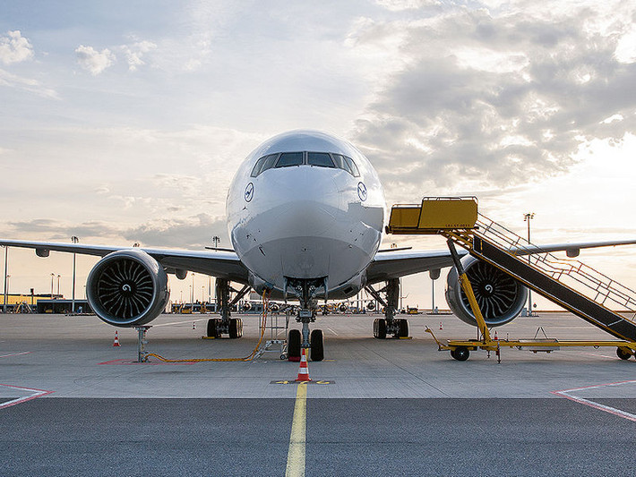 Boeing 777 Freighter là mẫu máy bay thứ sáu và mới nhất của dòng máy bay Boeing 777 và dựa trên chiếc 777-200LR Worldliner. Ảnh: Lufthansa-cargo