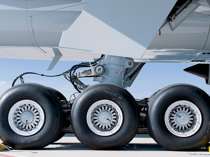 B777 Freighter có tính tương đồng cao với các mẫu chở khách của gia đình Boeing 777 và sở hữu các tính năng tiên tiến như: sàn đáp hiện đại, thiết kế cánh tiên tiến. Ảnh: Lufthansa-cargo