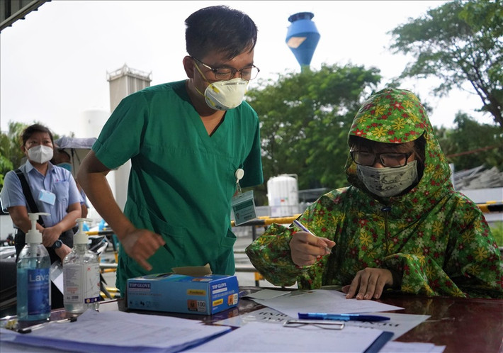 Những ngày này, TPHCM thường có những cơn mưa rào vào buổi chiều. Và cơn mưa hôm nay đổ xuống làm cho những người ở lại khi ký nhận những kỷ vật của người thân để lại càng thêm nặng lòng hơn.