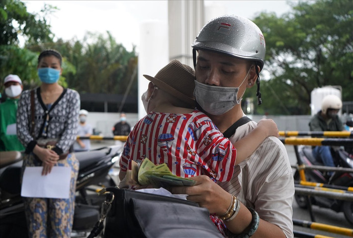 Anh Trương Minh (ngụ quận 1) trên tay bế theo đứa con út còn đang ngủ, đến nhận lại những món đồ mà người vợ quá cố để lại. Vợ ra đi để lại anh và 3 đứa con. “Vợ tôi mất ngày 2/.8. Tôi đâu có nghĩ bà xã mình sẽ mất đâu. Đêm hôm đó bà xã còn gọi tôi nhưng hôm sau thì mất. Trong tất cả đồ của bà xã, thứ quý giá nhất với tôi là chiếc điện thoại vì chứa đựng nhiều kỷ niệm", anh Minh nói.