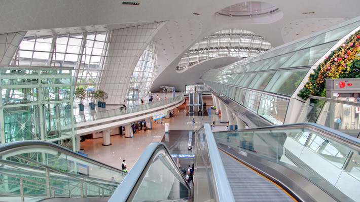 Sân bay quốc tế Incheon của Seoul là sân bay lớn nhất ở Hàn Quốc, có hơn 80 hãng hàng không. Incheon còn được công nhận ở hạng mục An ninh sân bay tốt nhất.