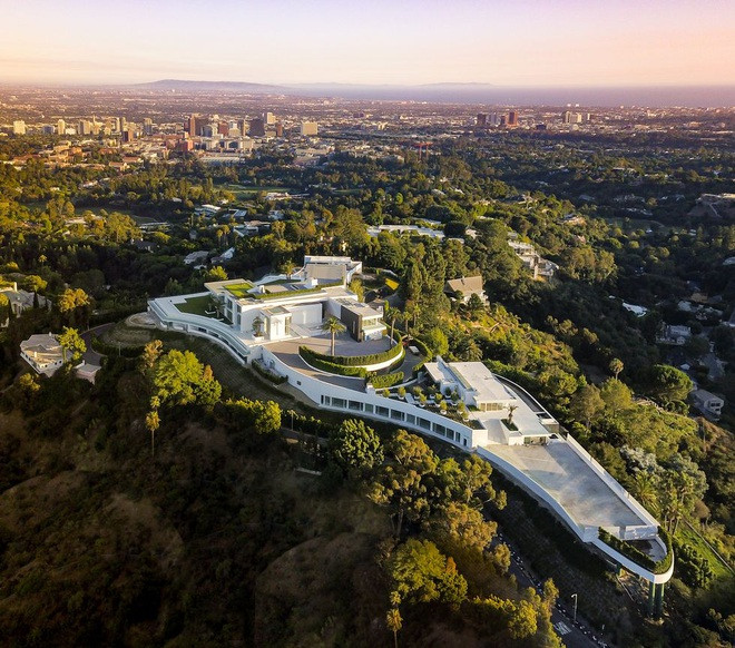Tọa lạc tại khu phố Bel Air (Los Angeles, Mỹ), dinh thự rộng gần 10.000 m2 có tên "The One" từng được dự kiến niêm yết với giá 500 triệu USD, đắt nhất thế giới. Ảnh: CNBC