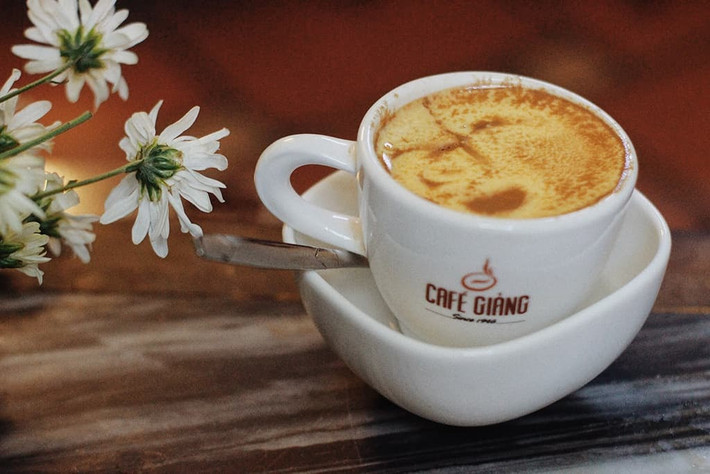 Món cà phê trứng của thương hiệu cà phê Giảng của Hà Nội từng được cả thế giới biết đến qua các kênh thông tấn báo chí từng đến Việt Nam. Mỗi tách cà phê hay cacao trứng ở Giảng có giá khoảng 30.000 đồng/cốc.
