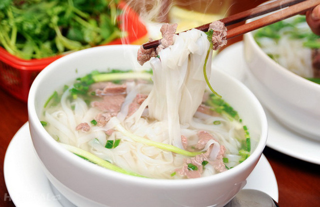 Trong con mắt của du khách quốc tế, phở là đặc sản nổi tiếng nhất Việt Nam. Nhiều người phải công nhận phở là món ăn cực kỳ tinh tế bởi nước dùng đậm đà, bánh phở mềm ngon.