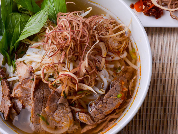 Bún bò Huế ngon nhất khi do chính người gốc Huế nấu. Món ăn này nhất định không thể thiếu hoa chuối, giá đỗ và một vài miếng ớt đỏ. Trung bình, một bát bún bò Huế có giá từ 35.000 - 50.000 đồng.